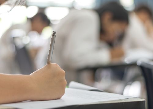 Az Oktatási Hivatal honlapján nyilvánosságra hozta a központi írásbeli felvételi vizsgát hirdető középiskolák adatait borítókép