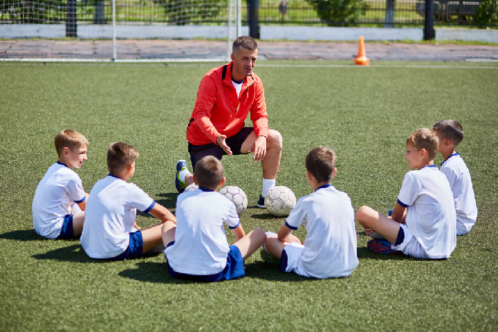 Sportedző (a sportág megjelölésével) - sportszervező illusztráció